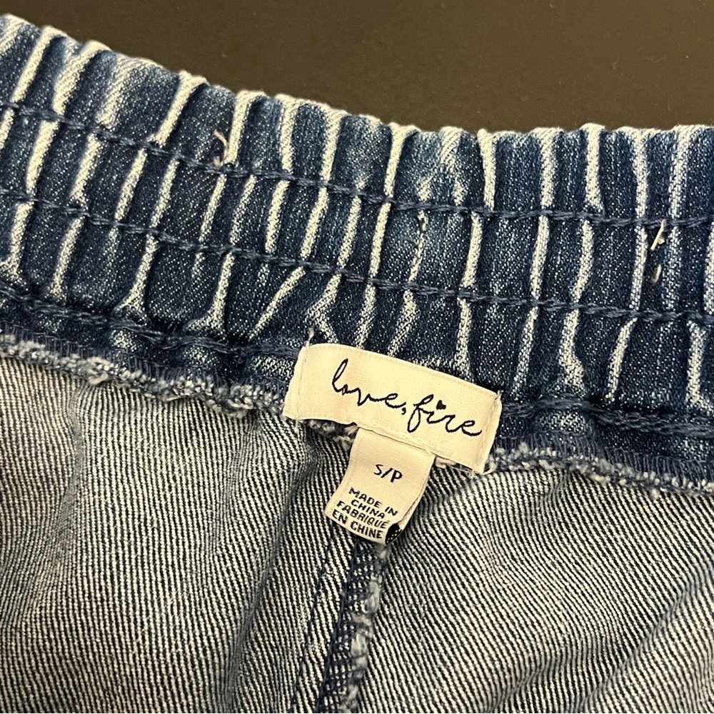 Love, Fire Pull On Elastic Waist Acid Wash Blue‎ Denim Raw Hem Jean Shorts Sz S - Picture 5 of 8